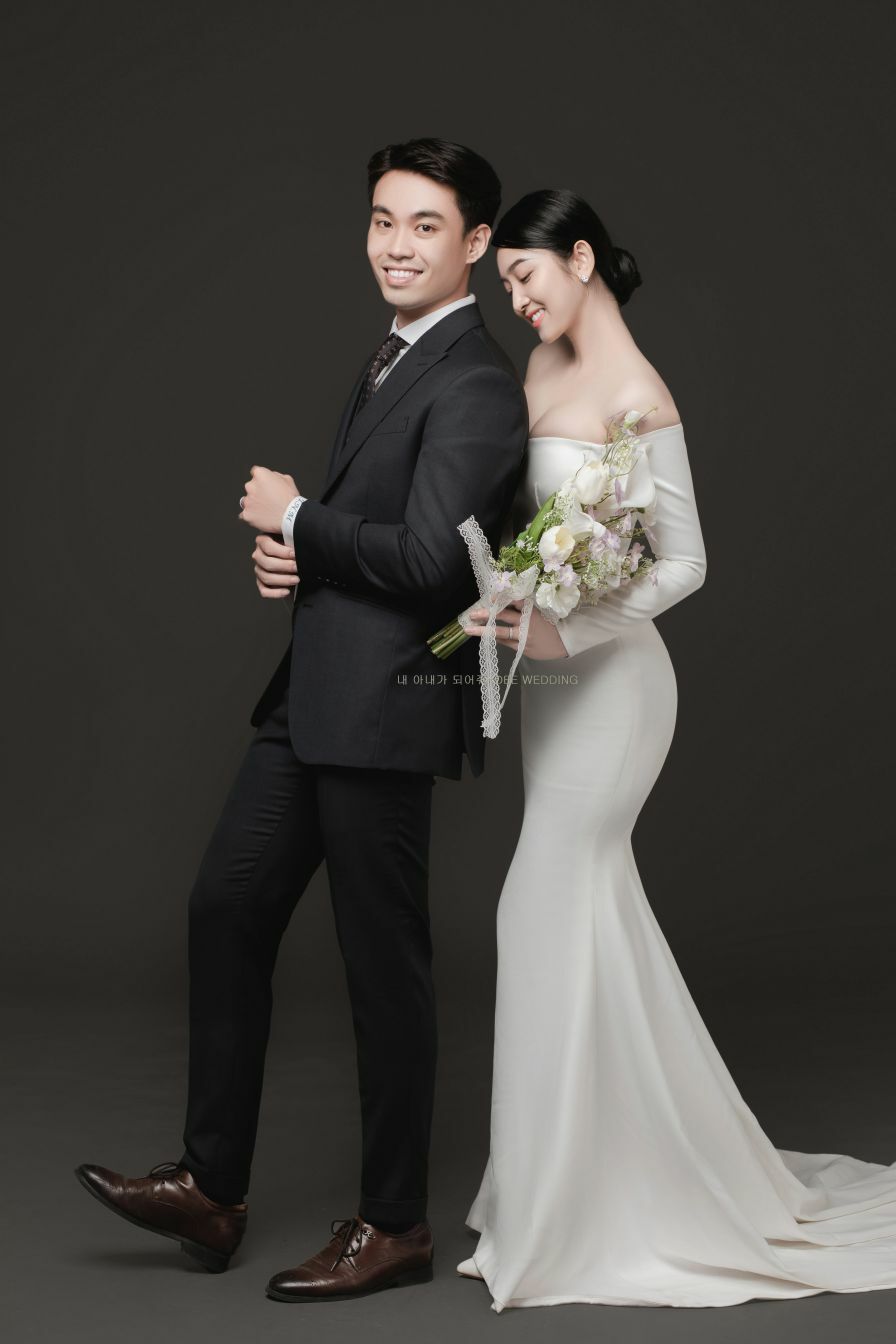 Ảnh cưới tối giản với phông nền đen - trắng được yêu thích