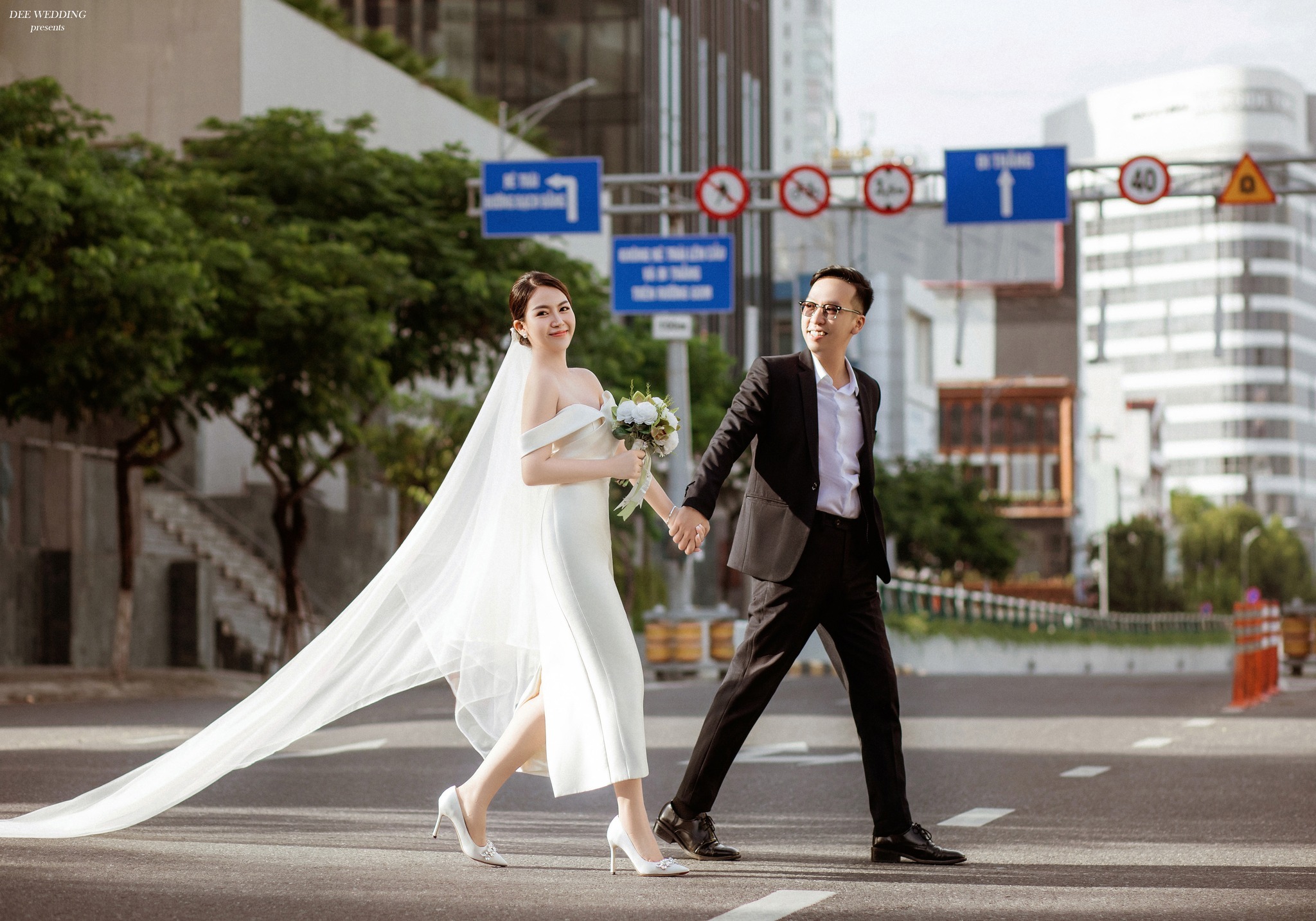 img src="Ảnh cưới ngoại cảnh Đà nẵng.png" alt="Ảnh cưới chụp tại đường phố Đà Nẵng"