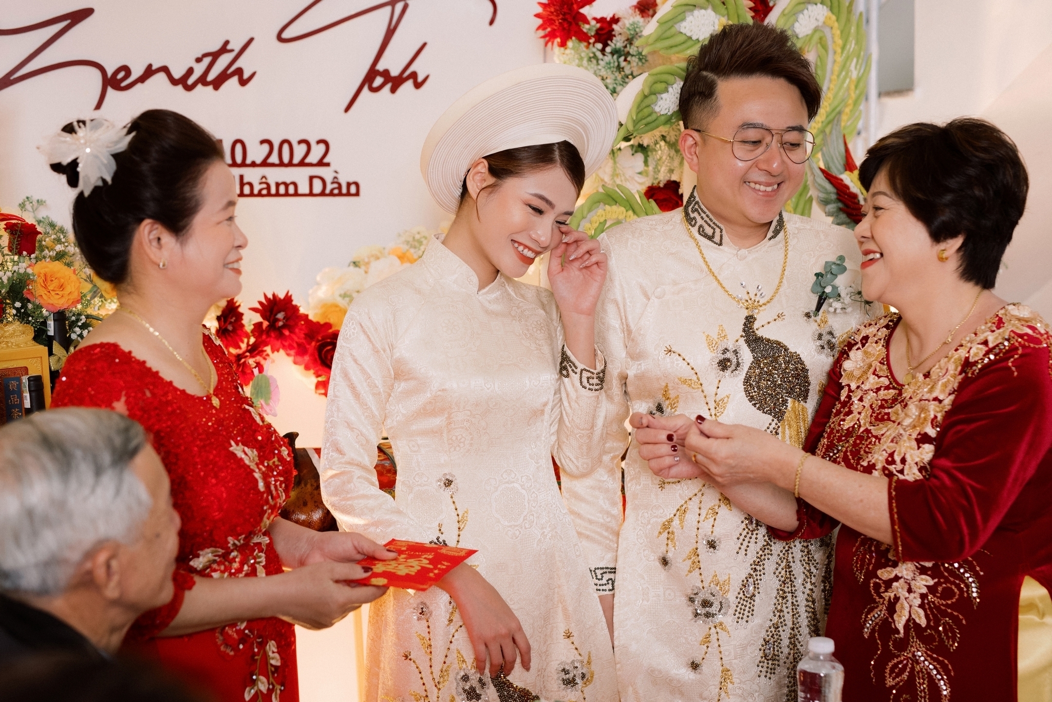 Da Nang Wedding Photographer and his artwork in wedding ceremony album