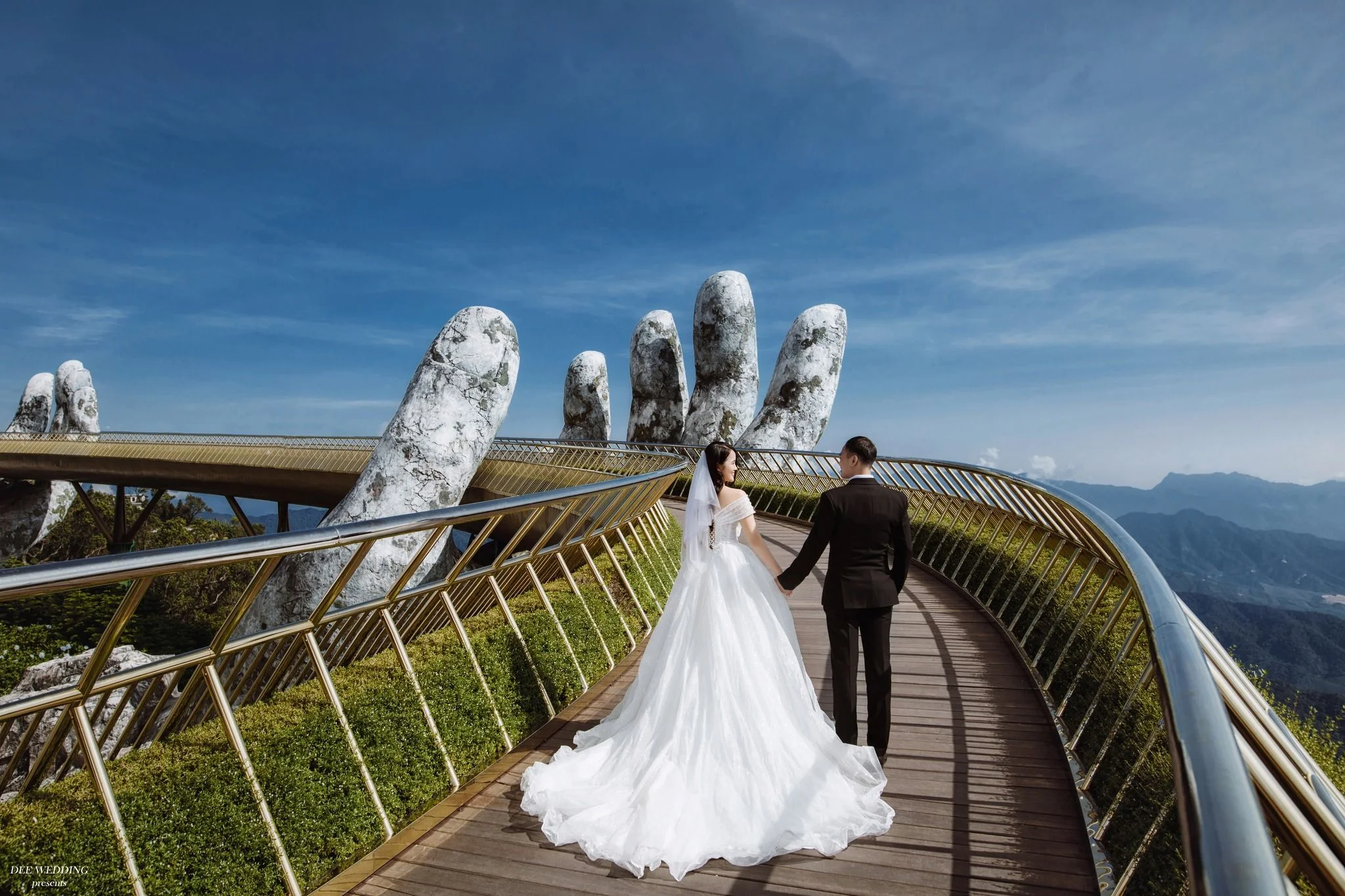 https://deewedding.com/wp-content/uploads/2023/01/chup-anh-cuoi-Ba-Na-Cau-Vang.jpg.webp