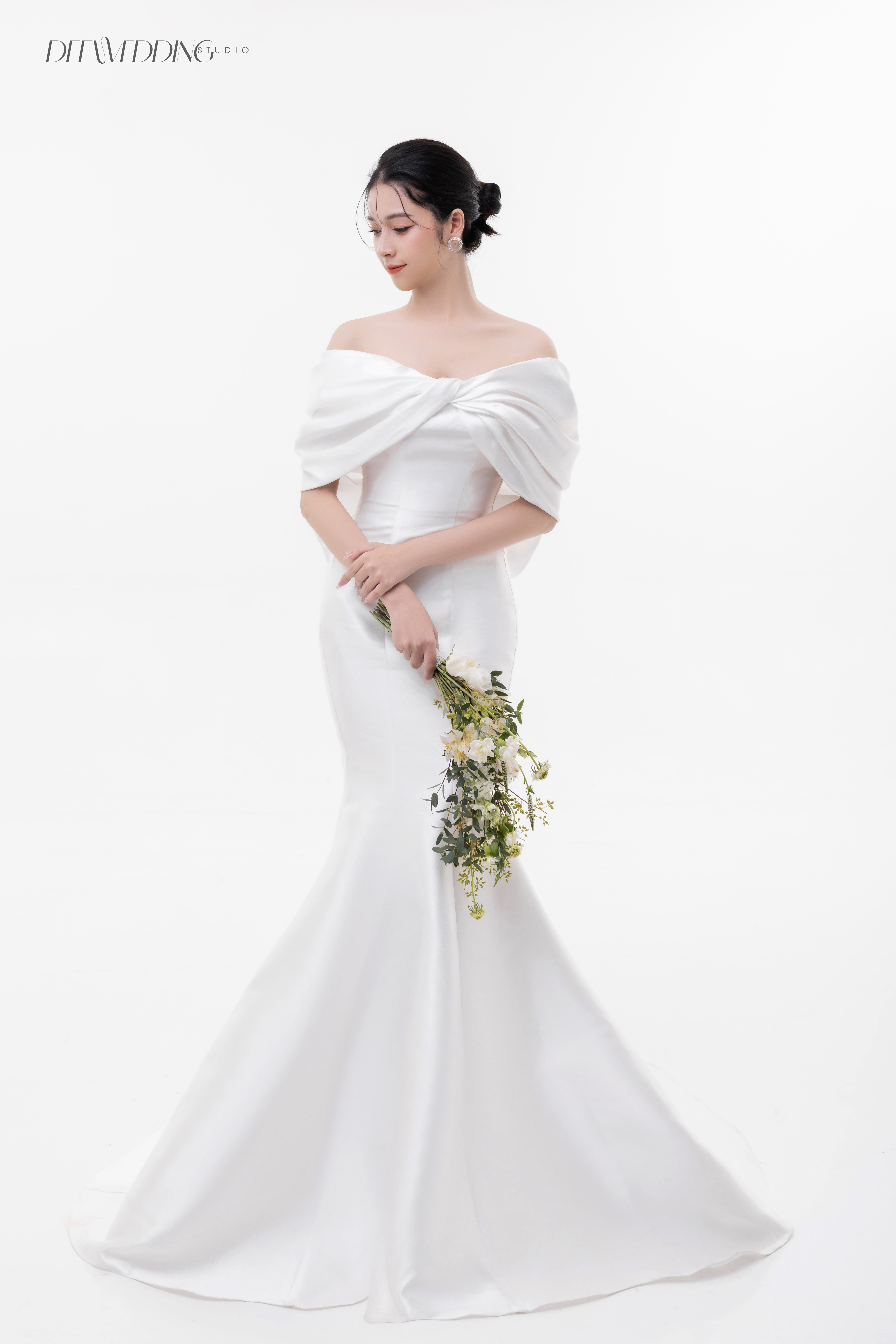 Váy cưới satin trắng kết hợp form trễ vai và đuôi cá thời thượng