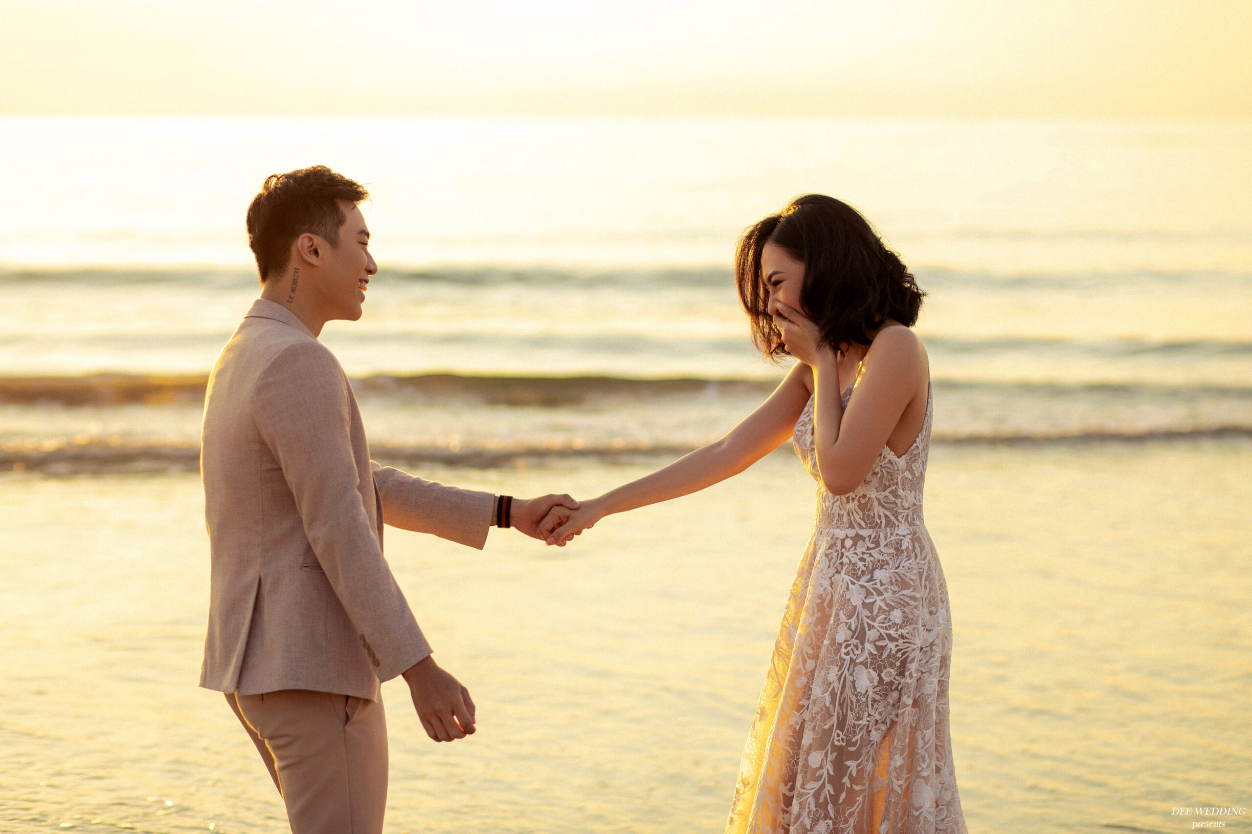 Cặp đôi nô đùa trên bờ cát Đà Nẵng